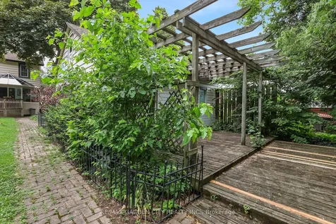 10 Maple Avenue Grimsby ON L3M 3B6
