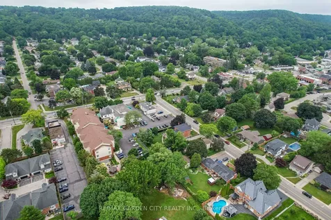 10 Maple Avenue Grimsby ON L3M 3B6