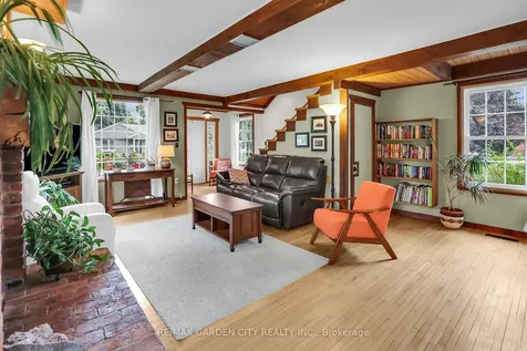 10 Maple Avenue Grimsby ON L3M 3B6