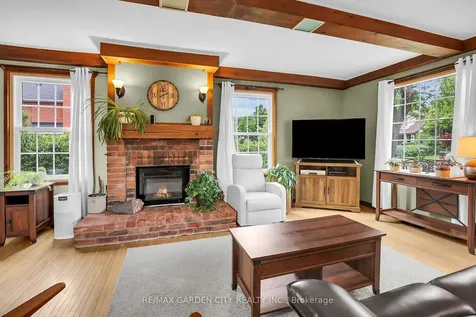 10 Maple Avenue Grimsby ON L3M 3B6