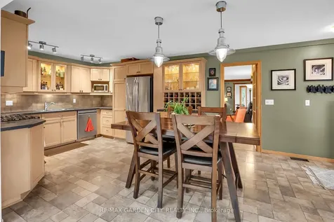 10 Maple Avenue Grimsby ON L3M 3B6