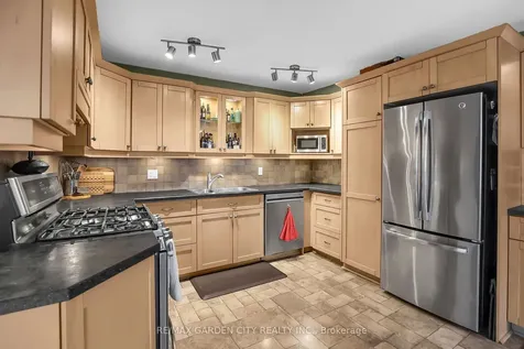 10 Maple Avenue Grimsby ON L3M 3B6