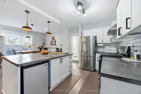 142 Mackenzie Street S Sarnia ON N7T 3J3
