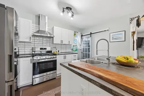 142 Mackenzie Street S Sarnia ON N7T 3J3
