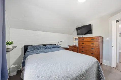 142 Mackenzie Street S Sarnia ON N7T 3J3