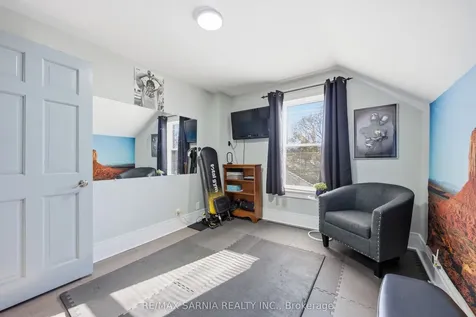 142 Mackenzie Street S Sarnia ON N7T 3J3