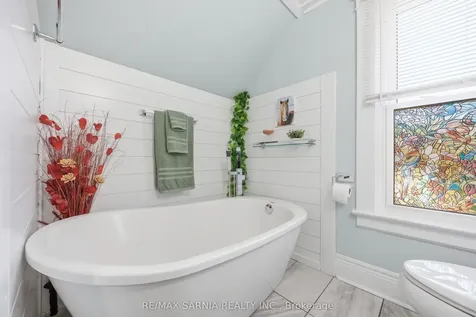 142 Mackenzie Street S Sarnia ON N7T 3J3