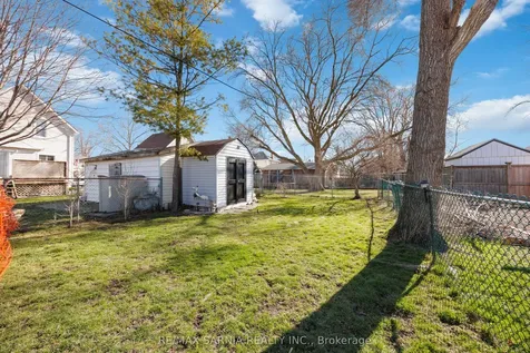 142 Mackenzie Street S Sarnia ON N7T 3J3