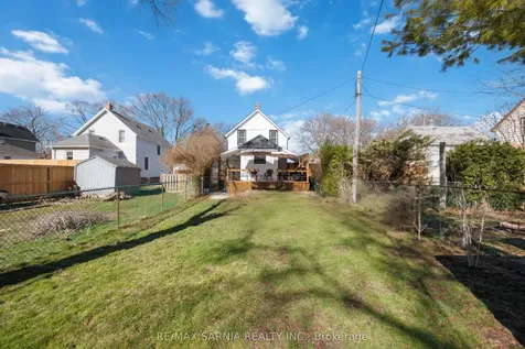 142 Mackenzie Street S Sarnia ON N7T 3J3