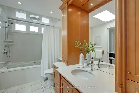 7 Knollwood Court Hamilton ON L9H 7A4