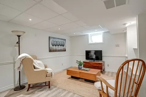 7 Knollwood Court Hamilton ON L9H 7A4