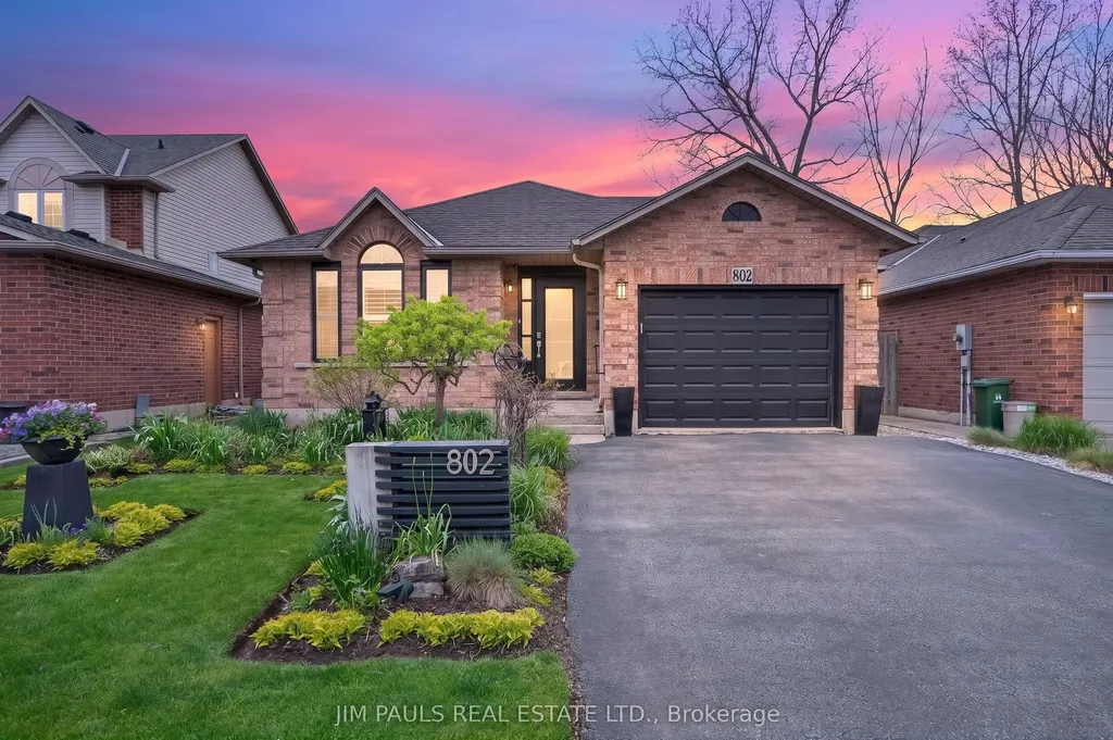 802 Upper Horning Road Hamilton ON L9C 7R4