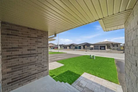 19 Parkland Circle Quinte West ON K8V 0R3