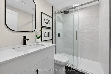 257 Queen Victoria Drive Hamilton ON L8W 1G4