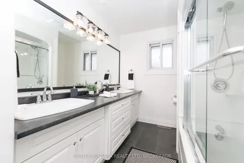 7013 Glengowan Crescent Niagara Falls ON L2J 3R7