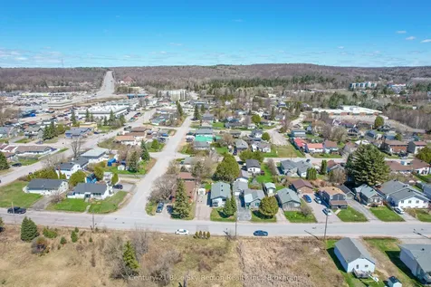 208 Gould Avenue North Bay ON P1B 7C7