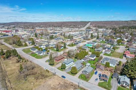 208 Gould Avenue North Bay ON P1B 7C7