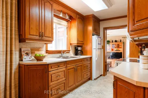 6 Harcove Street St. Catharines ON L2N 1W8