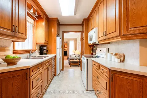 6 Harcove Street St. Catharines ON L2N 1W8