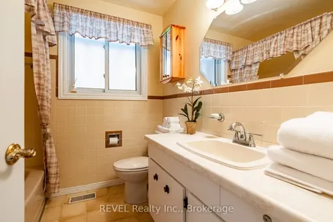 6 Harcove Street St. Catharines ON L2N 1W8