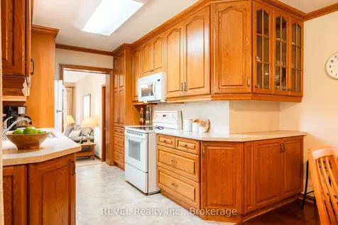 6 Harcove Street St. Catharines ON L2N 1W8