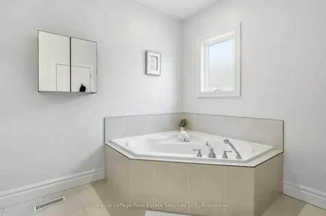 35 Maplehurst Crescent Prince Edward County ON K0K 3L0