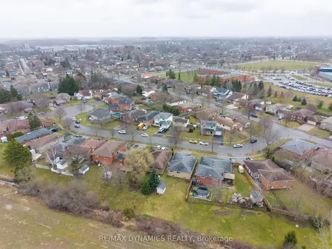 15 Rollins Drive Welland ON L3C 6Z7