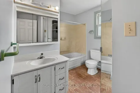 1717 Bay Road Kingston ON K7L 4V1