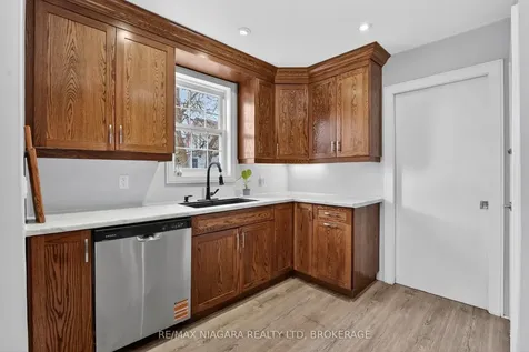197 Aqueduct Street Welland ON L3C 1C3