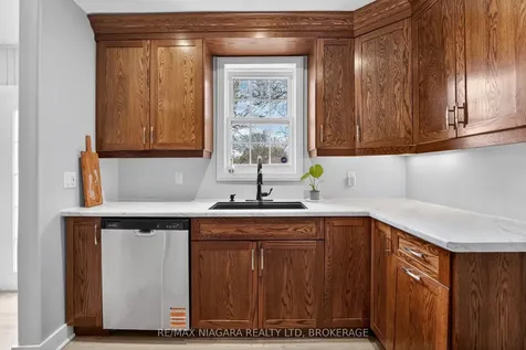 197 Aqueduct Street Welland ON L3C 1C3