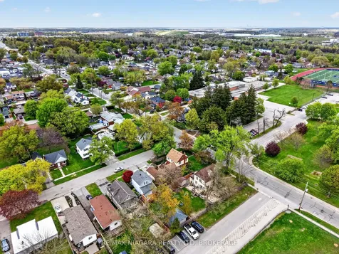 197 Aqueduct Street Welland ON L3C 1C3