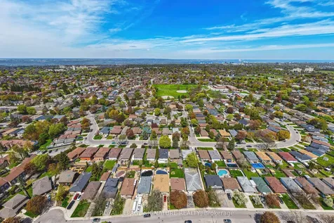 104 Gardiner Drive Hamilton ON L9C 5W8