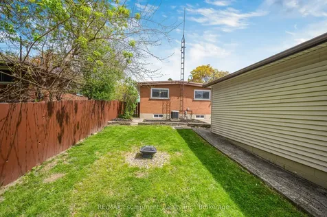 3 Tanager Court Hamilton ON L9A 2L9