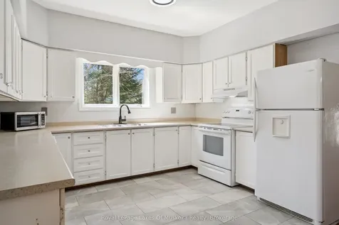 1052 Old Falkenburg Road Bracebridge ON P1L 1X4