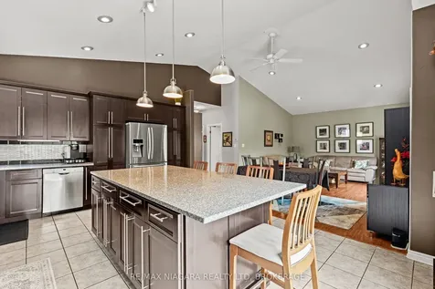 7852 Charnwood Avenue Niagara Falls ON L2H 3E2