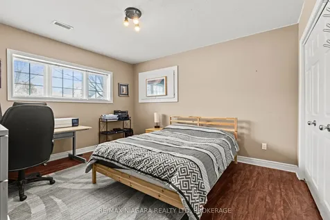 7852 Charnwood Avenue Niagara Falls ON L2H 3E2