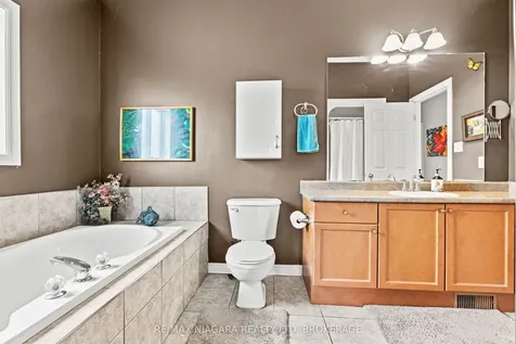 7852 Charnwood Avenue Niagara Falls ON L2H 3E2