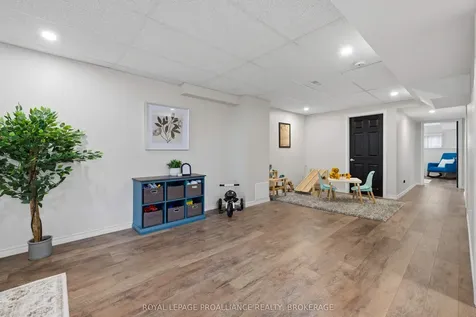 1044 Waterbury Crescent Kingston ON K7M 8V5