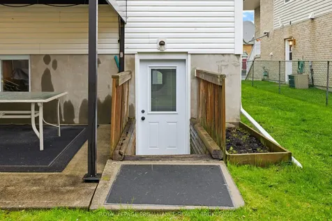 1044 Waterbury Crescent Kingston ON K7M 8V5