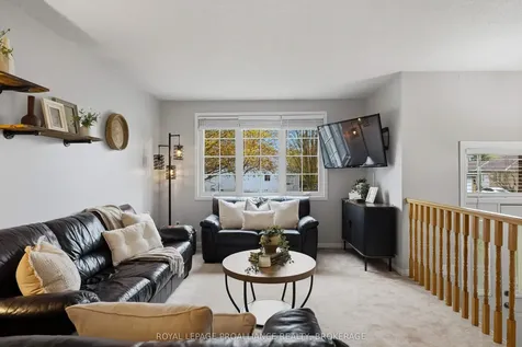 1044 Waterbury Crescent Kingston ON K7M 8V5