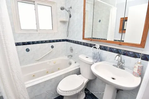 10 Alderney Avenue Hamilton ON L9A 2A5
