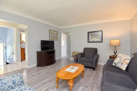 10 Alderney Avenue Hamilton ON L9A 2A5