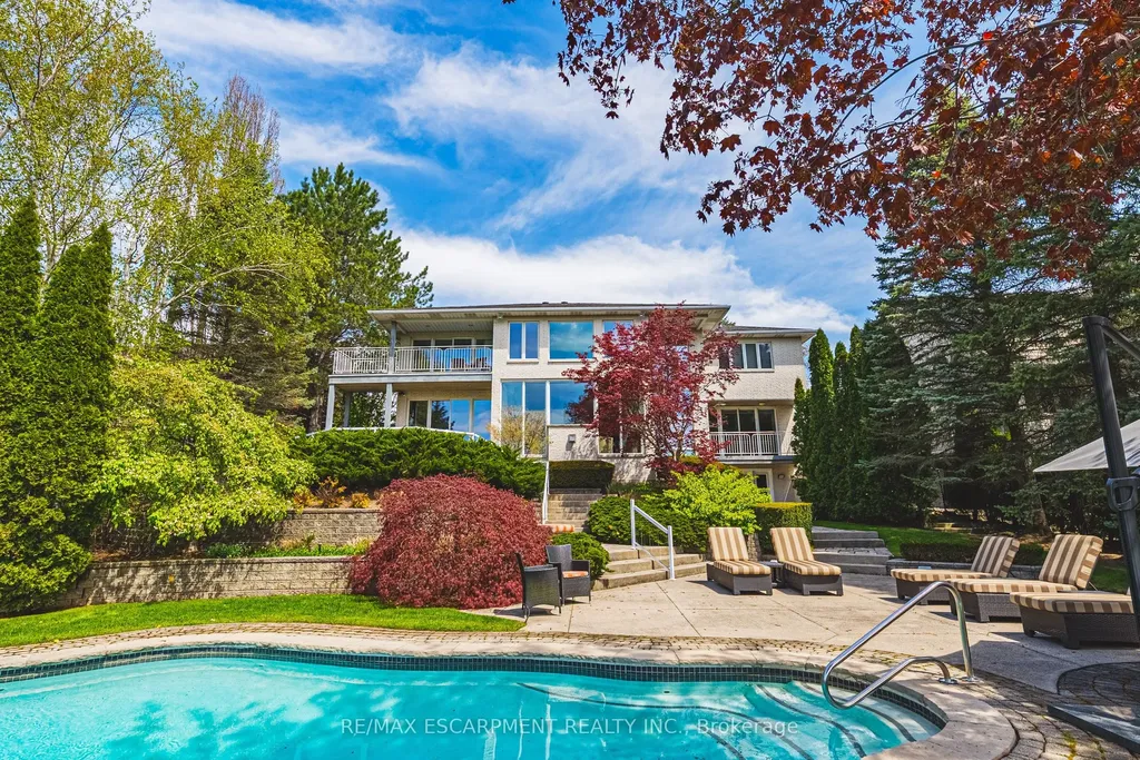 2 Anslow Court Hamilton ON L9H 6Z2