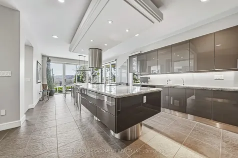 2 Anslow Court Hamilton ON L9H 6Z2