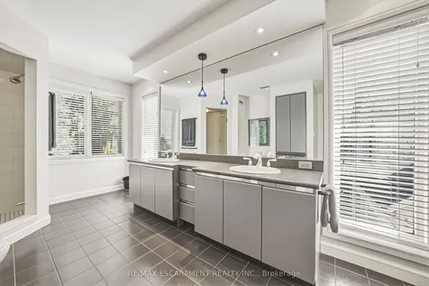 2 Anslow Court Hamilton ON L9H 6Z2