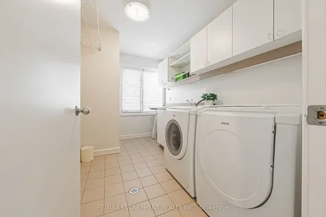 2 Anslow Court Hamilton ON L9H 6Z2