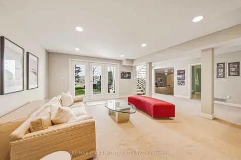 2 Anslow Court Hamilton ON L9H 6Z2
