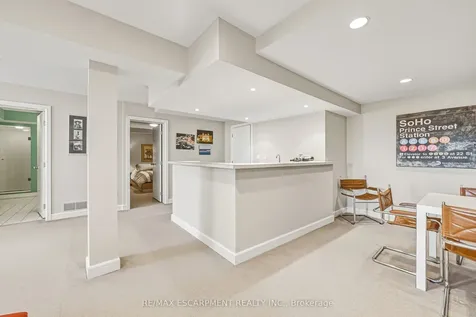 2 Anslow Court Hamilton ON L9H 6Z2