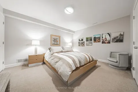 2 Anslow Court Hamilton ON L9H 6Z2