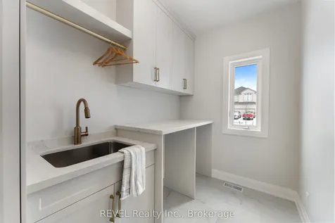 1 Elvira Way Thorold ON L2V 0M7